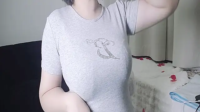 Snapshot of Hey-Cute chatting on 01.17.25 Hey-Cute online show from 01.17.25