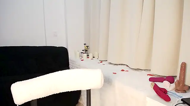 Snapshot of Hey-Cute chatting on 01.26.25 Hey-Cute online show from 01.26.25