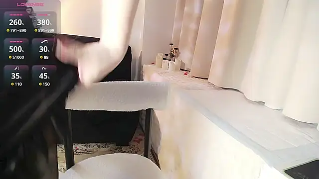 Snapshot of Hey-Cute chatting on 02.15.25 Hey-Cute online show from 02.15.25