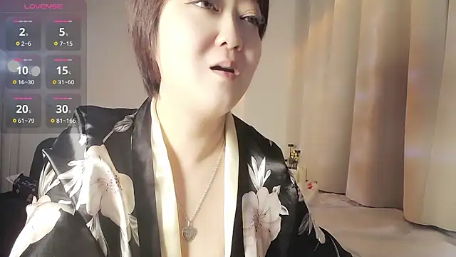 Snapshot of Hey-Cute chatting on 02.18.25 Hey-Cute online show from 02.18.25