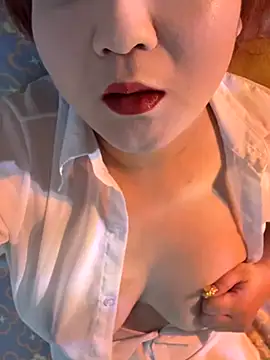 Snapshot of Hey-Cute chatting on 10.19.25 Hey-Cute online show from 10.19.25