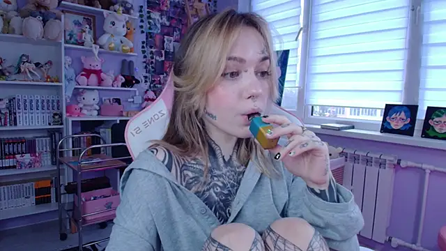 Snapshot of Catharsisi chatting on 10.05.25 Catharsisi online show from 10.05.25