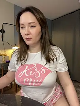 Snapshot of Kiss_My_Body chatting on 09.22.25 Kiss My Body online show from 09.22.25