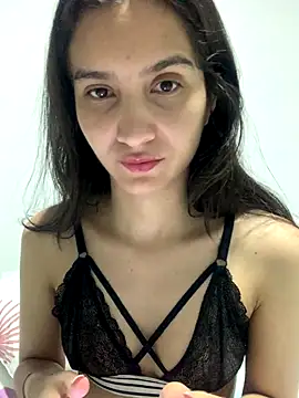 Snapshot of Bella_still chatting on 09.21.25 Bella still online show from 09.21.25
