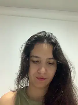 Snapshot of Bella_still chatting on 09.25.25 Bella still online show from 09.25.25