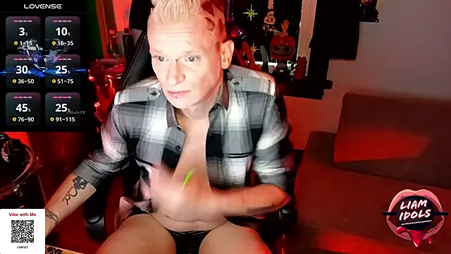 Snapshot of LiamIdols chatting on 10.08.25 LiamIdols online show from 10.08.25