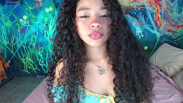 lucie petite online show from 10.21.25