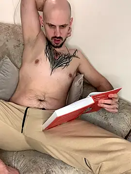 Snapshot of AssHunter4k chatting on 02.15.25 AssHunter4k online show from 02.15.25