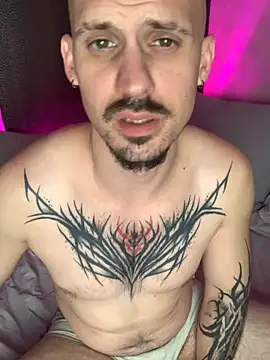 Snapshot of AssHunter4k chatting on 09.15.25 AssHunter4k online show from 09.15.25