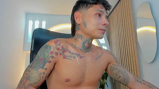 Snapshot of tattokoi chatting on 01.18.25 tattokoi online show from 01.18.25