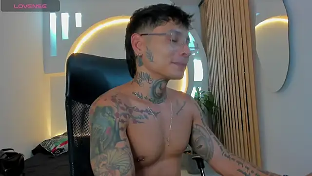 Snapshot of tattokoi chatting on 01.19.25 tattokoi online show from 01.19.25