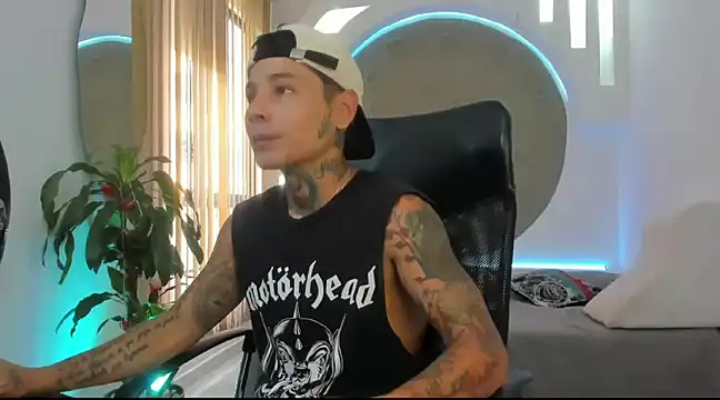 Snapshot of tattokoi chatting on 03.01.25 tattokoi online show from 03.01.25