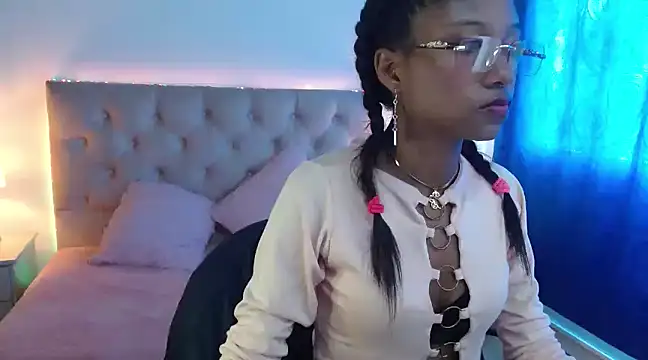 Snapshot of LITTLEDOLLHOT chatting on 02.06.25 LITTLEDOLLHOT online show from 02.06.25