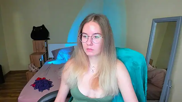 Snapshot of EmilyPaw chatting on 01.31.25 EmilyPaw online show from 01.31.25