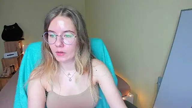 Snapshot of EmilyPaw chatting on 02.04.25 EmilyPaw online show from 02.04.25
