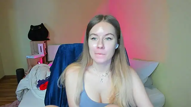 Snapshot of EmilyPaw chatting on 02.08.25 EmilyPaw online show from 02.08.25