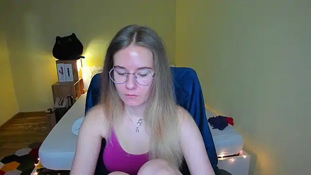Snapshot of EmilyPaw chatting on 02.13.25 EmilyPaw online show from 02.13.25