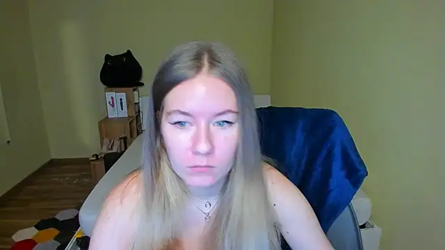 Snapshot of EmilyPaw chatting on 02.14.25 EmilyPaw online show from 02.14.25