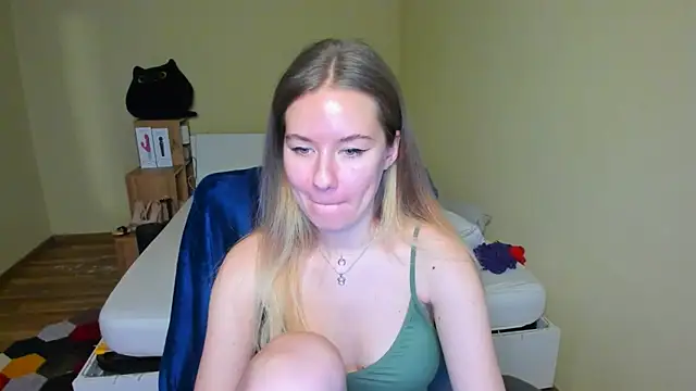Snapshot of EmilyPaw chatting on 02.14.25 EmilyPaw online show from 02.14.25