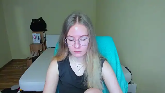 Snapshot of EmilyPaw chatting on 02.16.25 EmilyPaw online show from 02.16.25