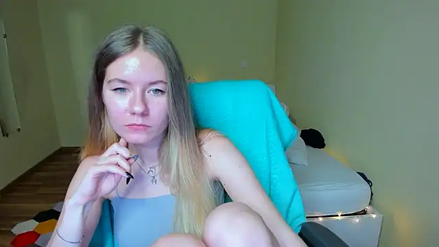 Snapshot of EmilyPaw chatting on 02.18.25 EmilyPaw online show from 02.18.25