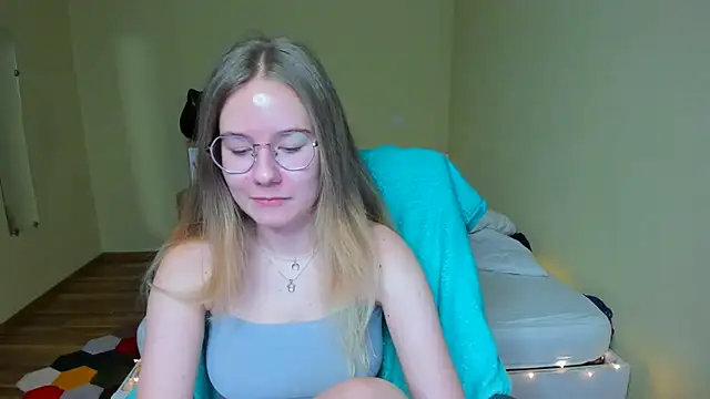 Snapshot of EmilyPaw chatting on 02.18.25 EmilyPaw online show from 02.18.25
