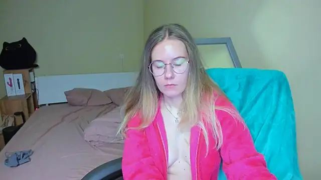 Snapshot of EmilyPaw chatting on 02.21.25 EmilyPaw online show from 02.21.25