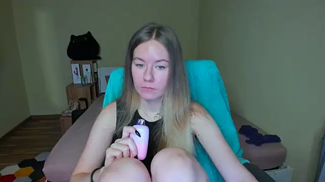 Snapshot of EmilyPaw chatting on 02.23.25 EmilyPaw online show from 02.23.25