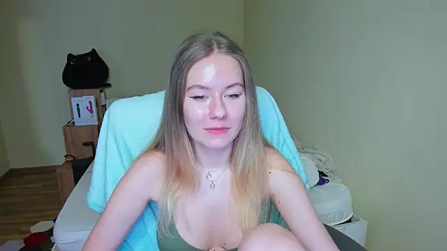 Snapshot of EmilyPaw chatting on 03.08.25 EmilyPaw online show from 03.08.25