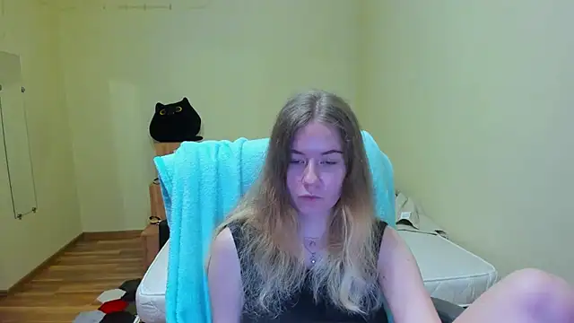 Snapshot of EmilyPaw chatting on 03.10.25 EmilyPaw online show from 03.10.25