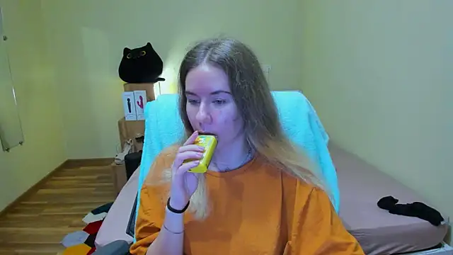 Snapshot of EmilyPaw chatting on 03.12.25 EmilyPaw online show from 03.12.25