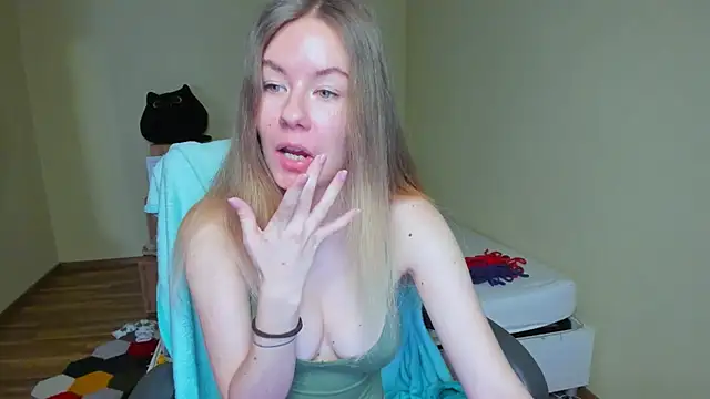 Snapshot of EmilyPaw chatting on 03.22.25 EmilyPaw online show from 03.22.25