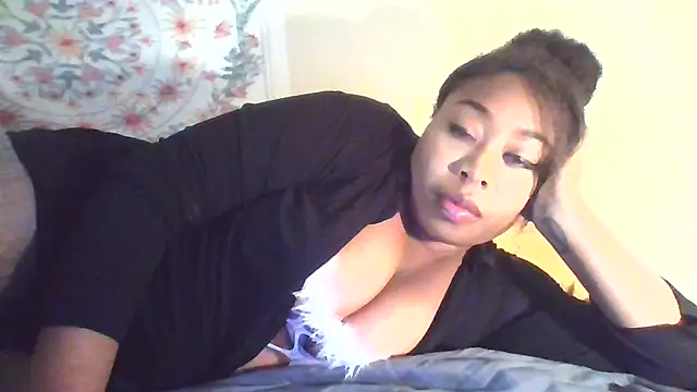 Snapshot of angeliquebelcali chatting on 10.15.25 angeliquebelcali online show from 10.15.25