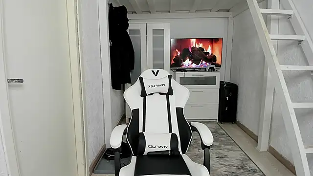 Snapshot of DavidNaidis chatting on 01.31.25 DavidNaidis online show from 01.31.25