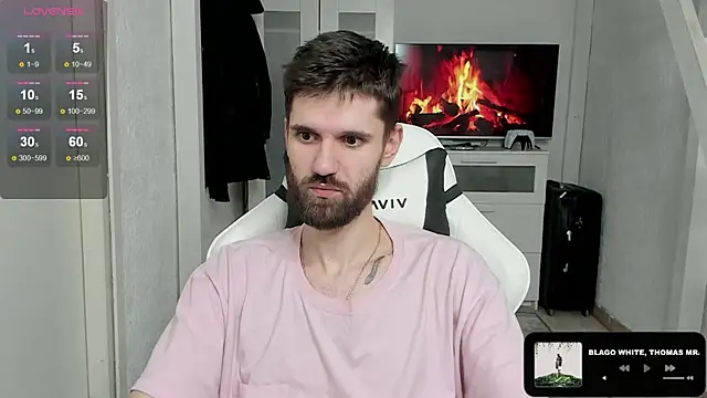 Snapshot of DavidNaidis chatting on 02.05.25 DavidNaidis online show from 02.05.25