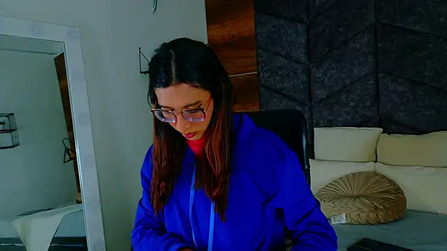 LauraaGomezz   online show from 10.19.25