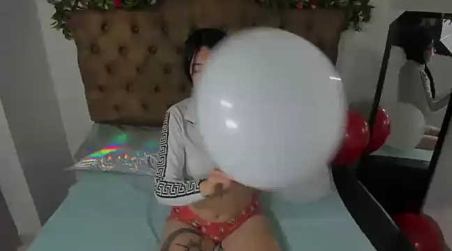 Snapshot of MelodyHott2 chatting on 02.13.25 MelodyHott2 online show from 02.13.25