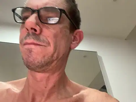 Snapshot of Kenhornu chatting on 11.18.25 Kenhornu online show from 11.18.25