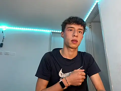 Snapshot of Juanmres chatting on 10.10.25 Juanmres online show from 10.10.25