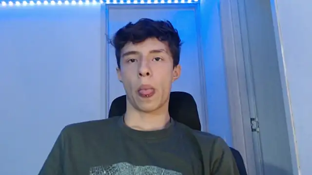 Snapshot of Juanmres chatting on 10.24.25 Juanmres online show from 10.24.25