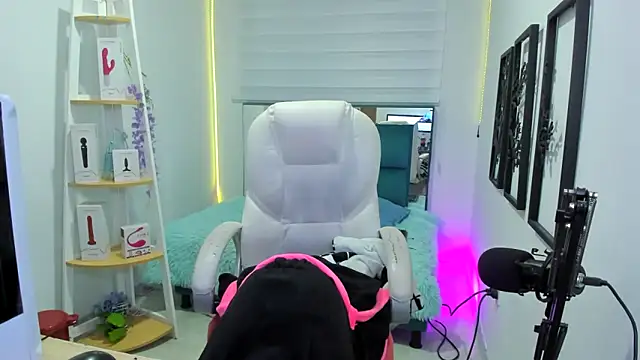 naomy hot 777 online show from 10.19.25