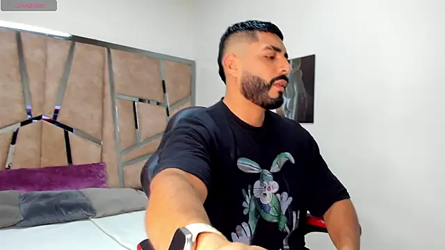 Snapshot of LeandroRusso chatting on 02.18.25 LeandroRusso online show from 02.18.25