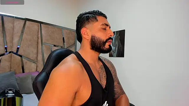 Snapshot of LeandroRusso chatting on 03.18.25 LeandroRusso online show from 03.18.25