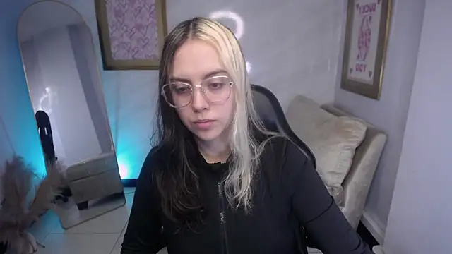 Snapshot of Hela_v chatting on 09.19.25 Hela v online show from 09.19.25