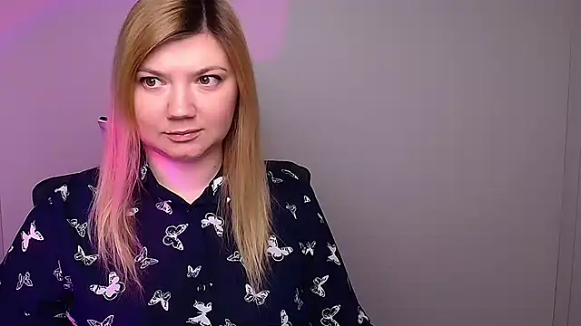 Snapshot of Lola_moree chatting on 02.04.25 Lola moree online show from 02.04.25