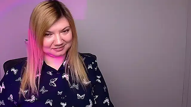 Snapshot of Lola_moree chatting on 02.04.25 Lola moree online show from 02.04.25