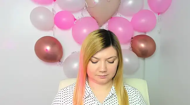 Snapshot of Lola_moree chatting on 02.19.25 Lola moree online show from 02.19.25