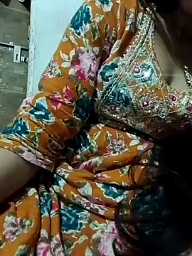 Snapshot of saaniya chatting on 10.18.25 saaniya online show from 10.18.25