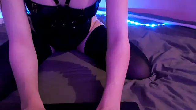 Snapshot of AliceFeet chatting on 03.19.25 AliceFeet online show from 03.19.25