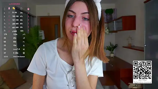 Snapshot of ErlinaBuoy chatting on 11.20.25 ErlinaBuoy online show from 11.20.25